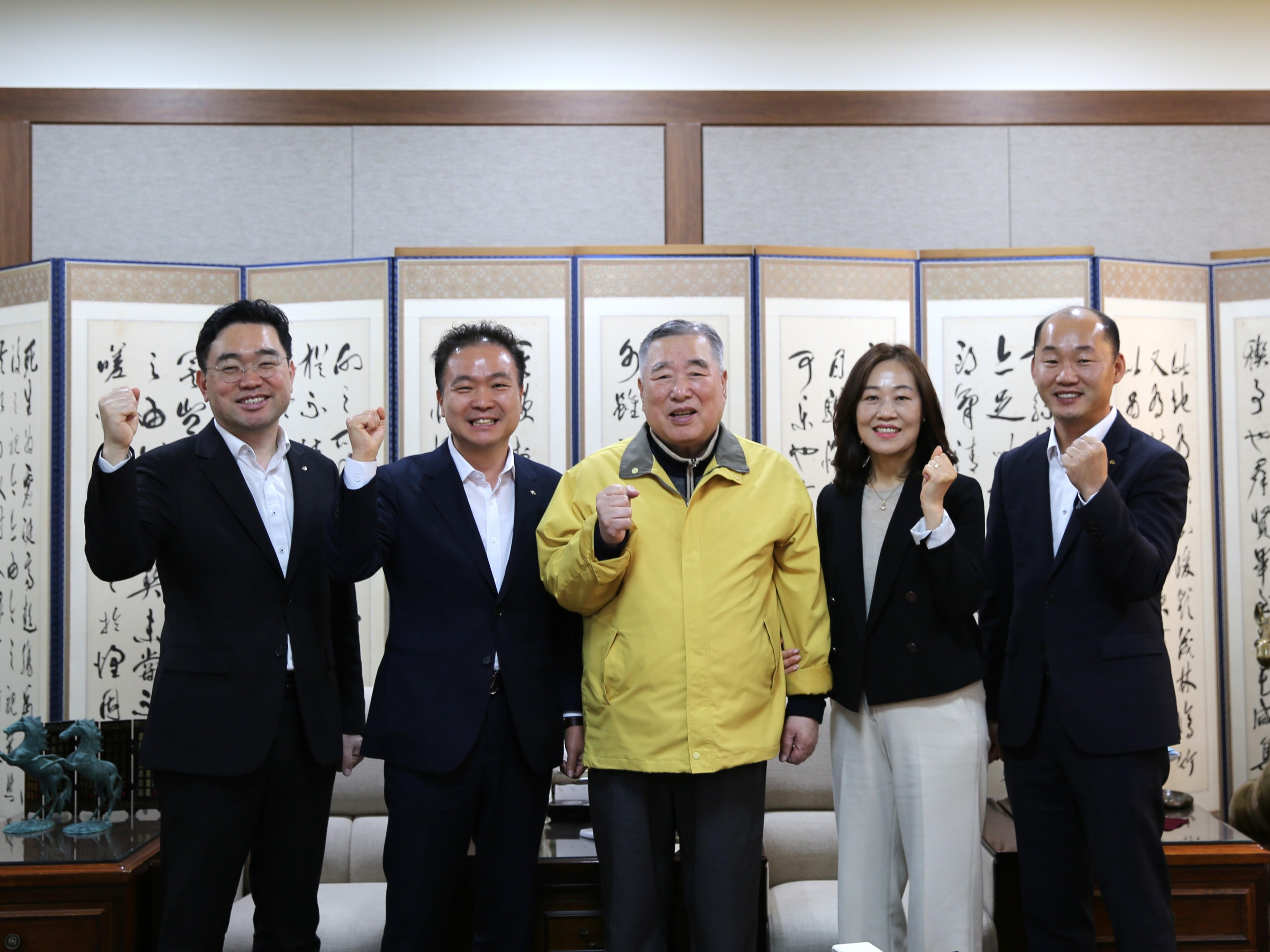 국민은행, 한서대에 발전 기금 및 ‘벚꽃축제’ 경품 전달 사진