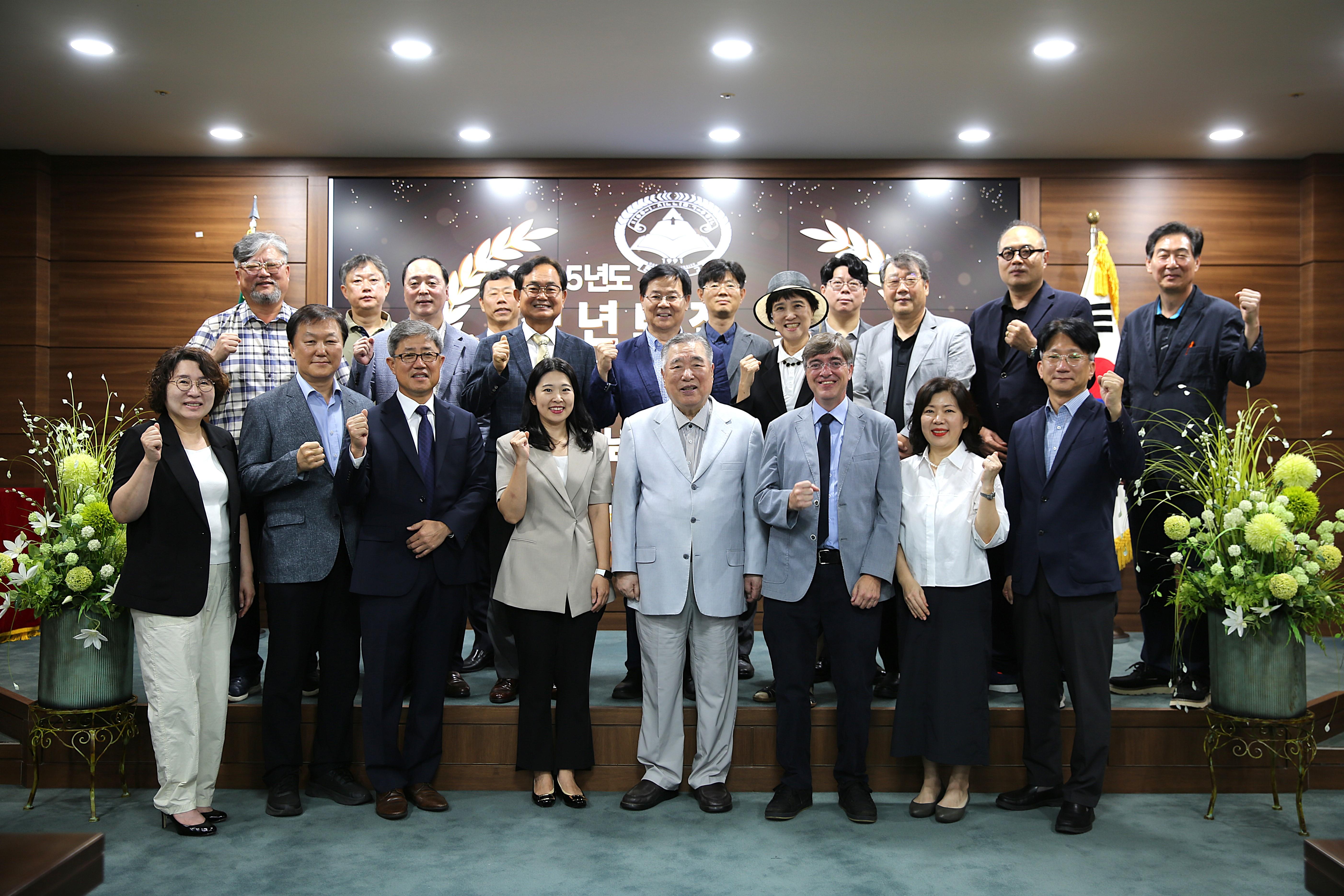 한서대, 정년퇴직 및 장기근속 교직원 기념패 수여식 개최 사진